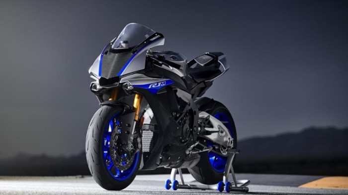  Siêu môtô Yamaha YZF-R1M vừa được trình làng. Phiên bản này được nhà sản xuất nâng cấp triệt để với một số cải tiến như giảm xóc Ohlins mới, hệ thống ECU mới, bộ cánh mới…. và nâng cấp hiệu suất của Quick Shift System (QSS).